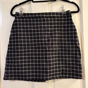 Hollister Black & White Plaid Mini Skirt – Size M – Ultra High-Rise